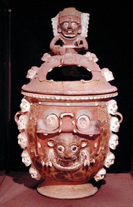 Urna con coperchio, dal Guatemala, Periodo Classico, 600-950